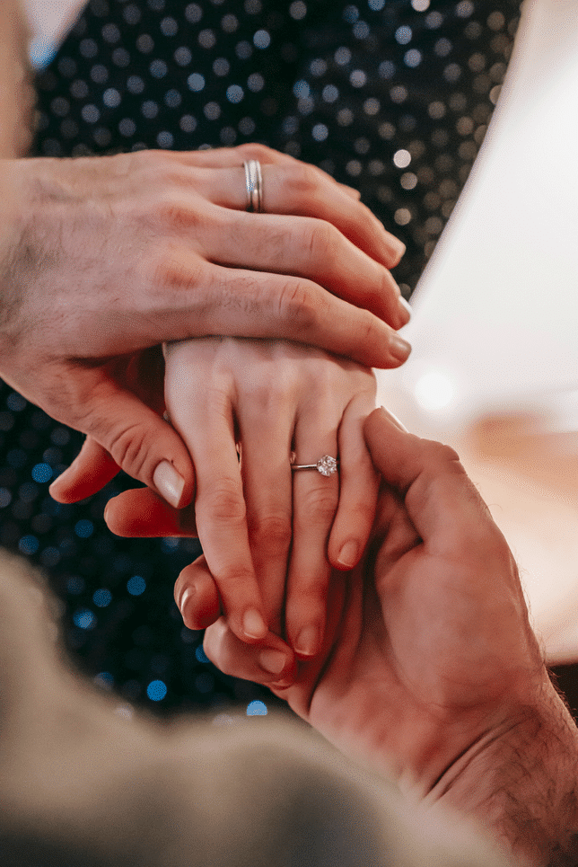 Quelle est la différence entre fiançailles et mariage ?