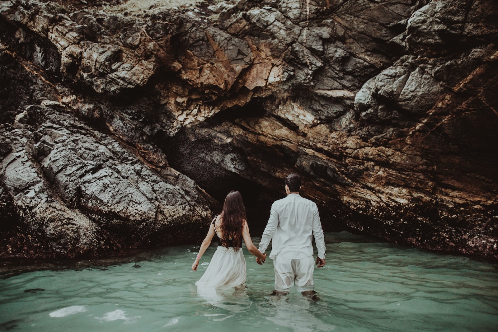 Séance Trash the Dress à la plage et…dans la mer