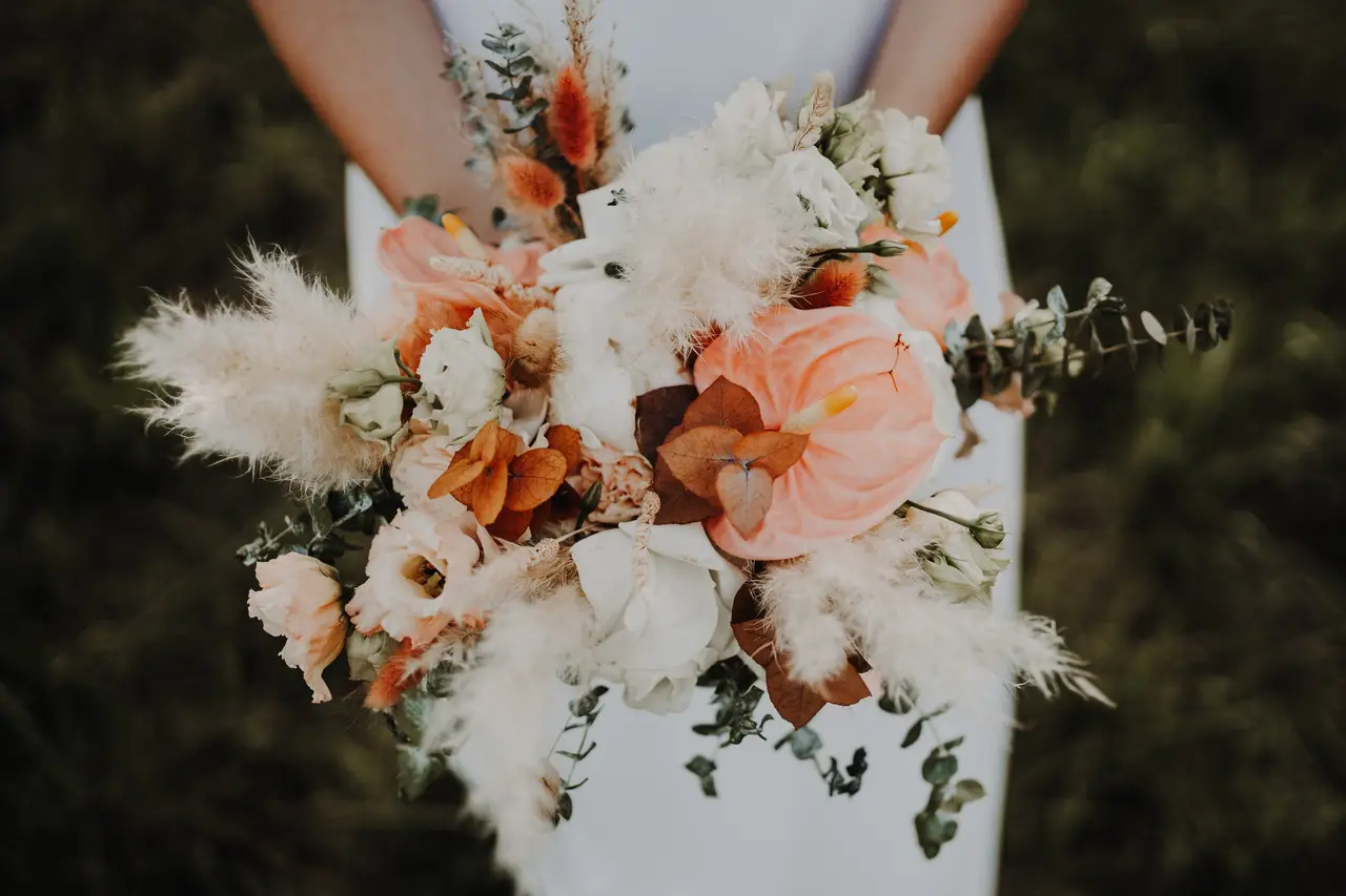 Les bouquets de mariée en fleurs naturelles : un choix élégant et personnalisé