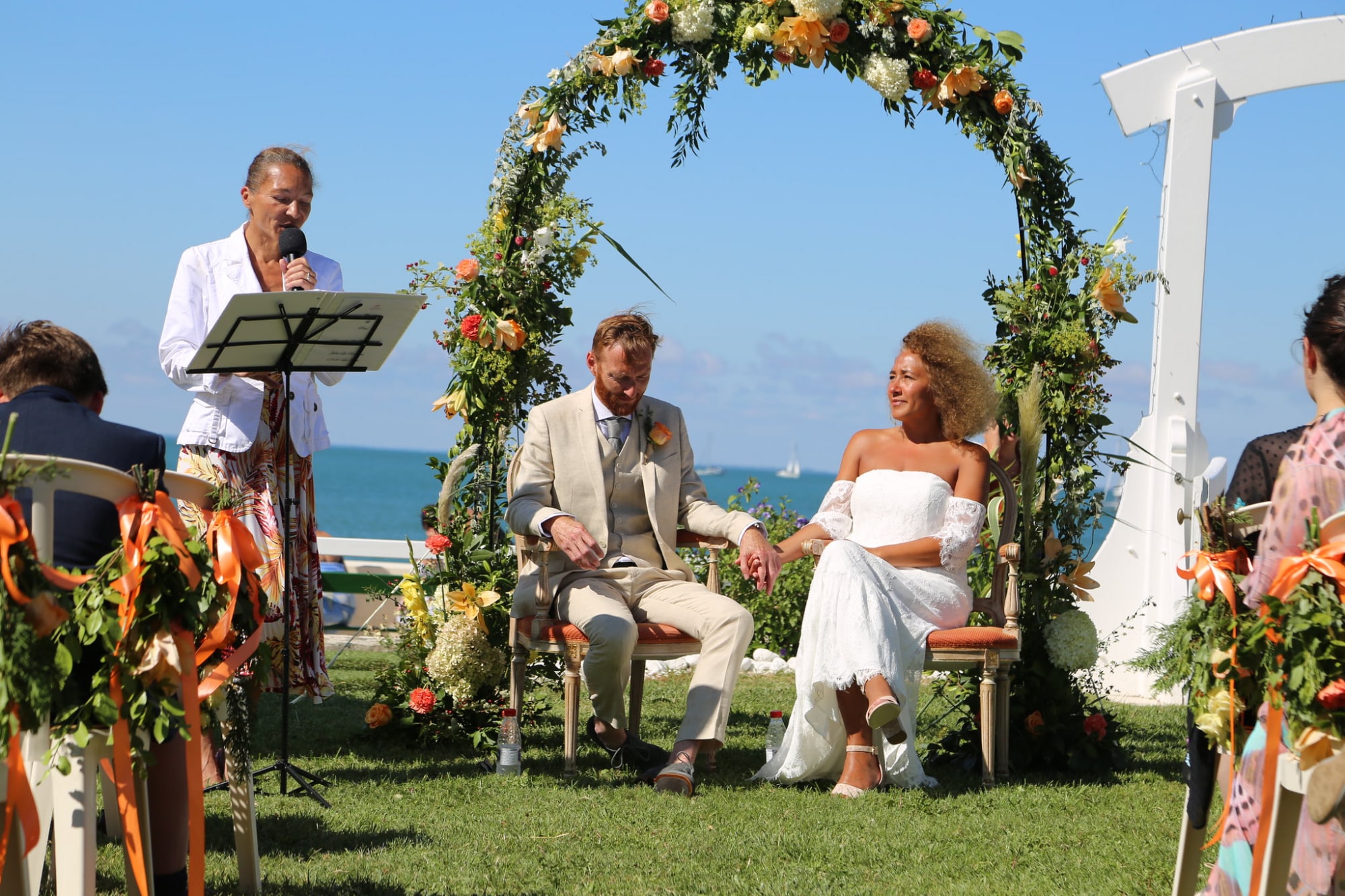 Officiant de cérémonie laïque : Un rôle clé pour un mariage unique