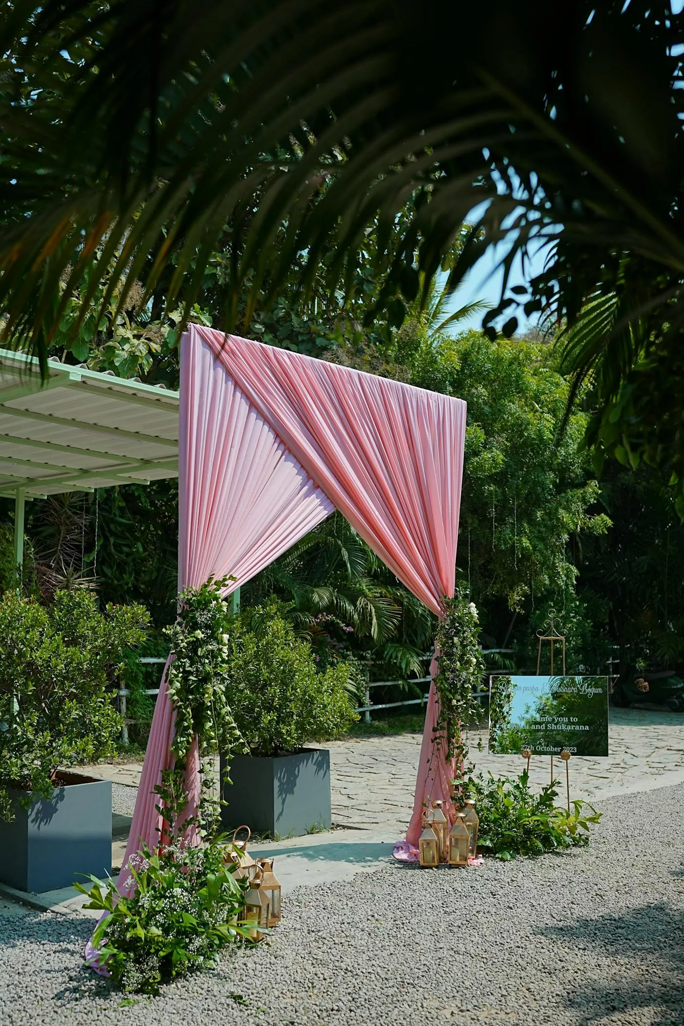 Arche de cérémonie mariage rose drapée avec verdure