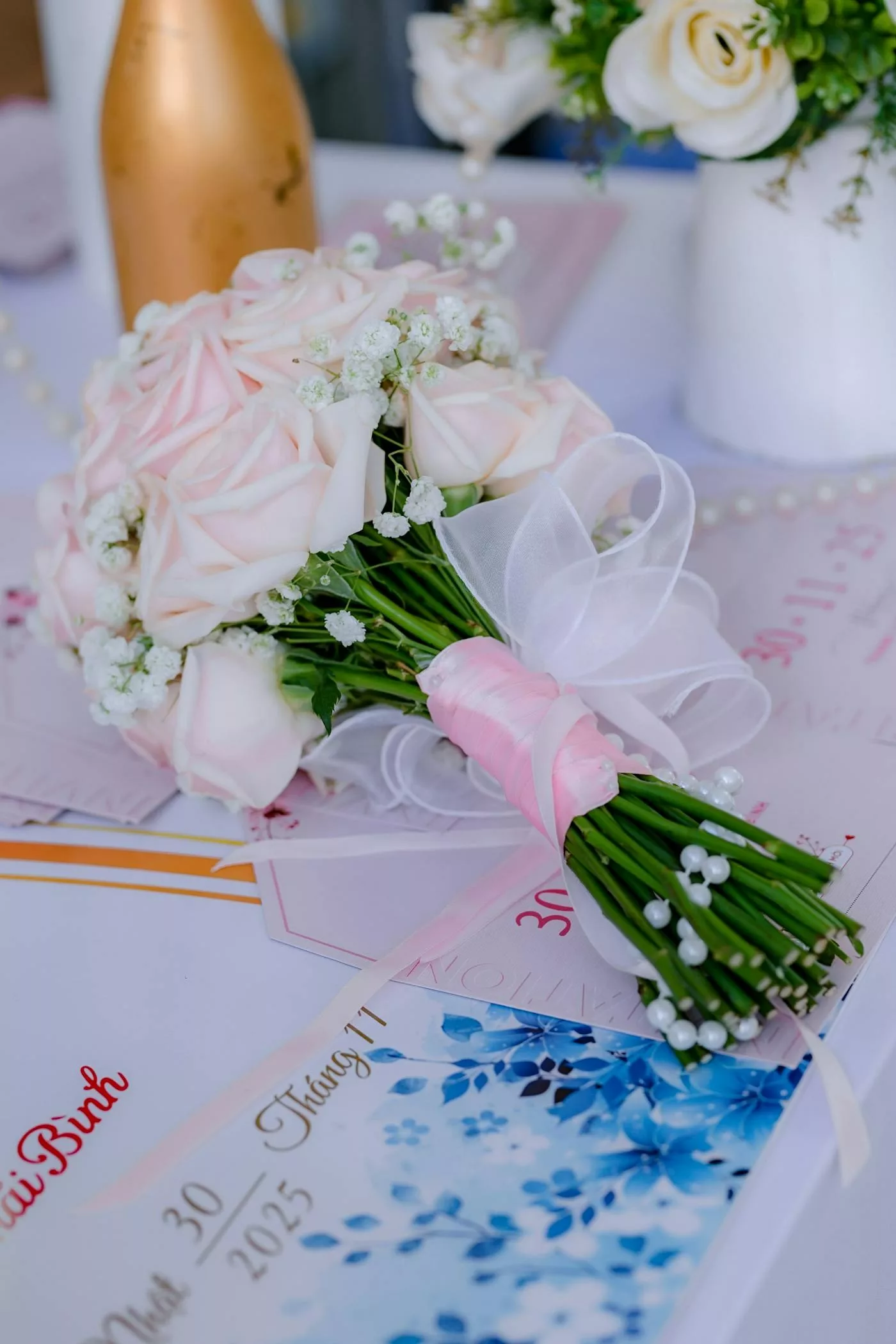 Bouquet de mariée rose pâle avec roses et gypsophile