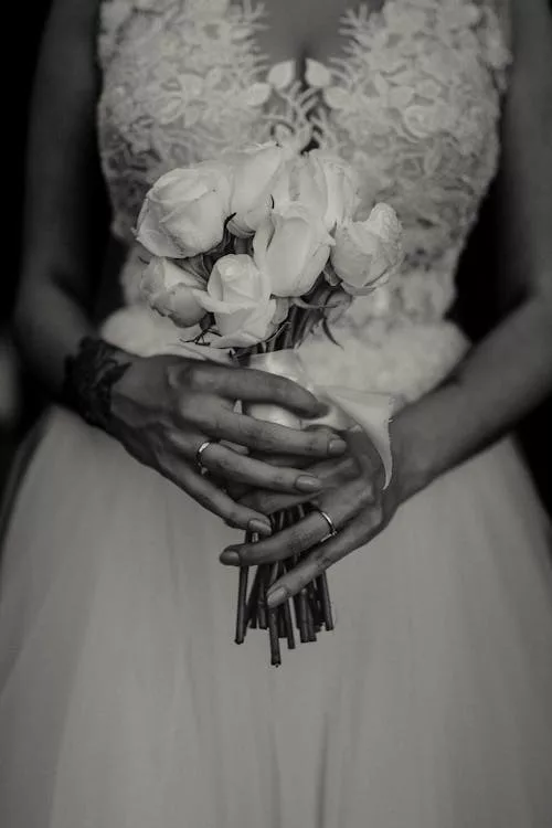 Bouquet de mariée minimaliste en noir et blanc tenu délicatement