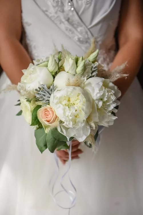 Bouquet de mariée rond classique avec pivoines blanches et roses poudrées