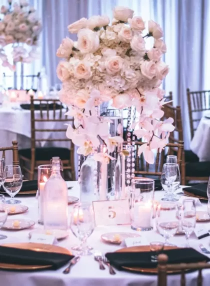 Centre de table mariage rose poudré avec roses blush et orchidées
