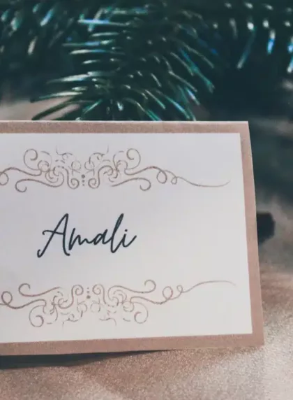 Marque-place mariage calligraphié à la main avec arabesques dorées