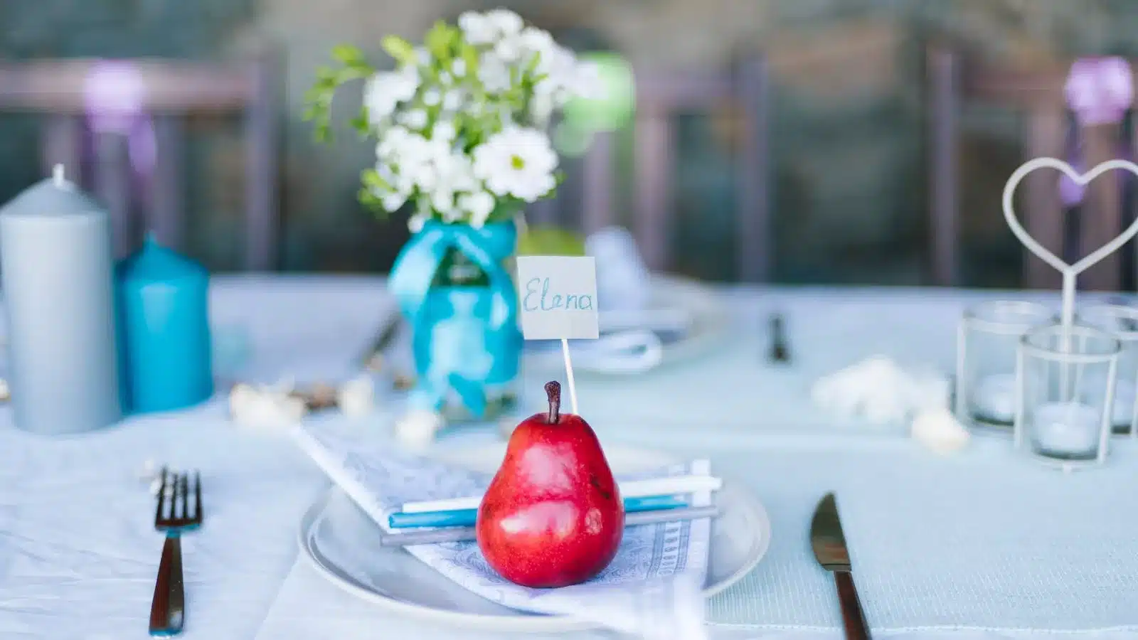 Marque-place mariage original sur poire fraîche