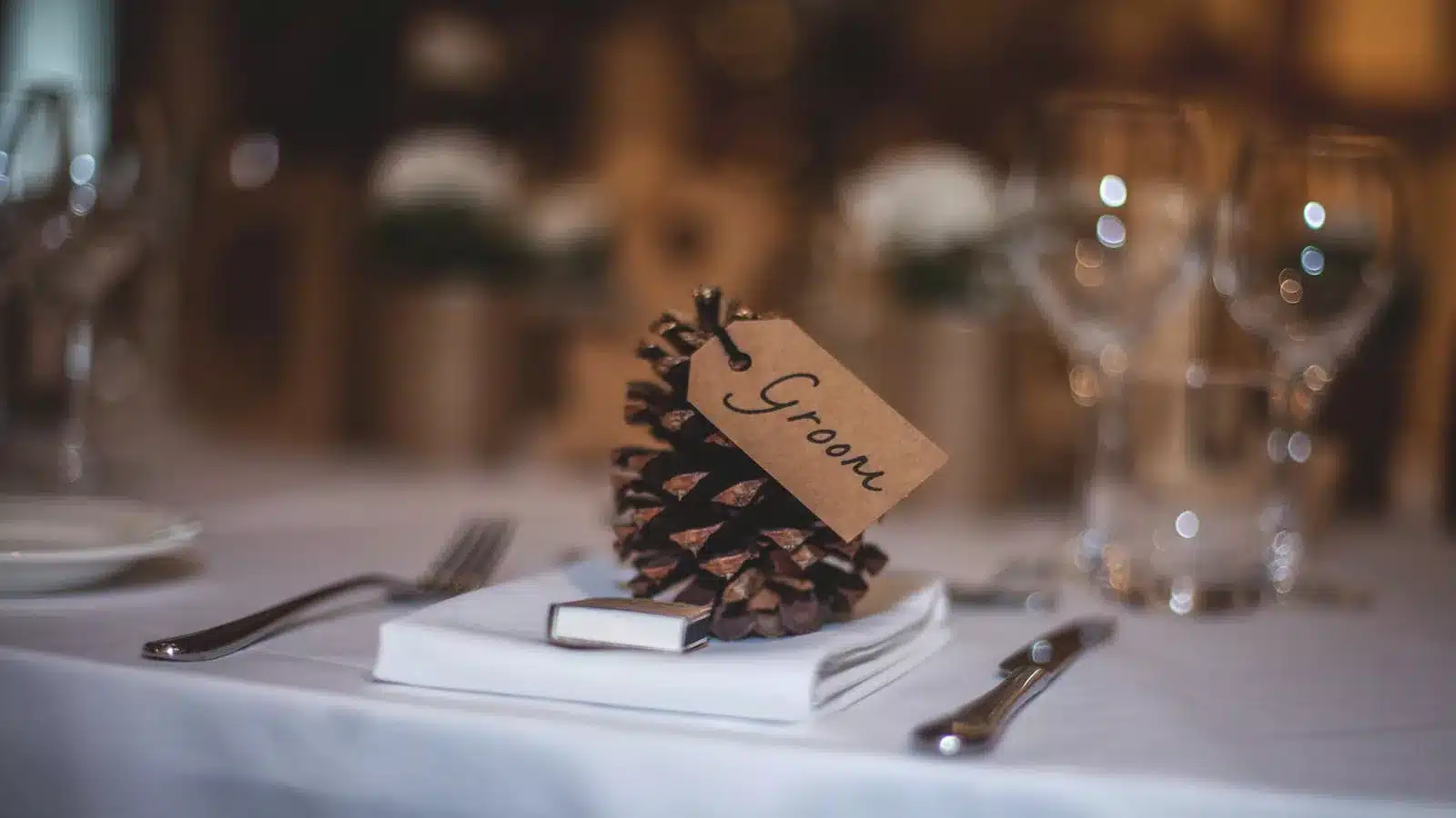 Marque-place mariage pomme de pin avec étiquette kraft rustique