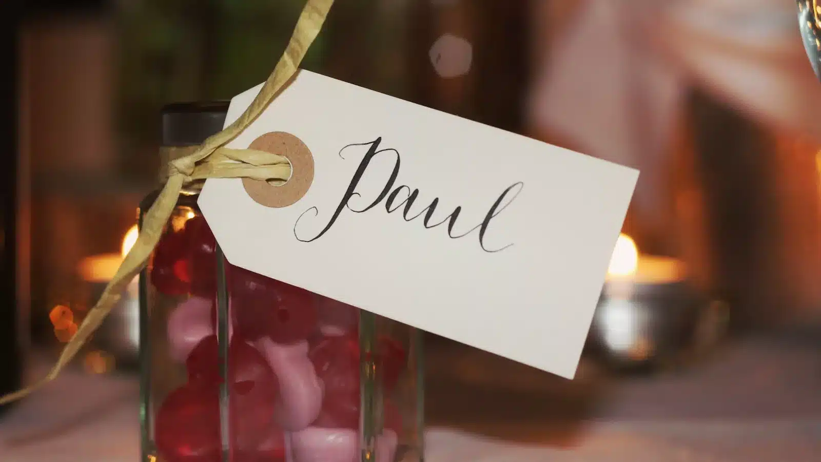 Pot en verre marque-place avec étiquette calligraphiée et bonbons