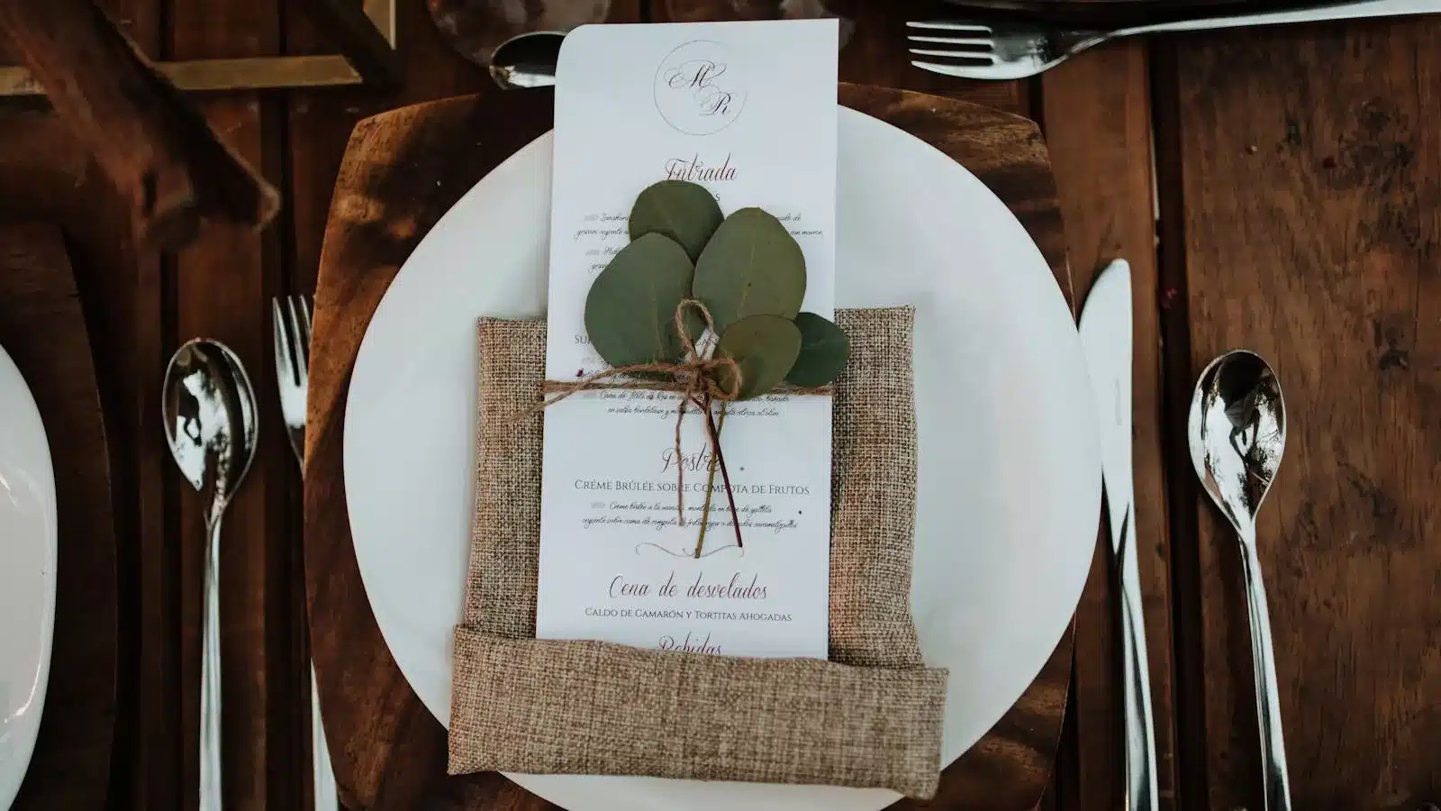 Menu mariage et marque-place avec brin d'eucalyptus noué