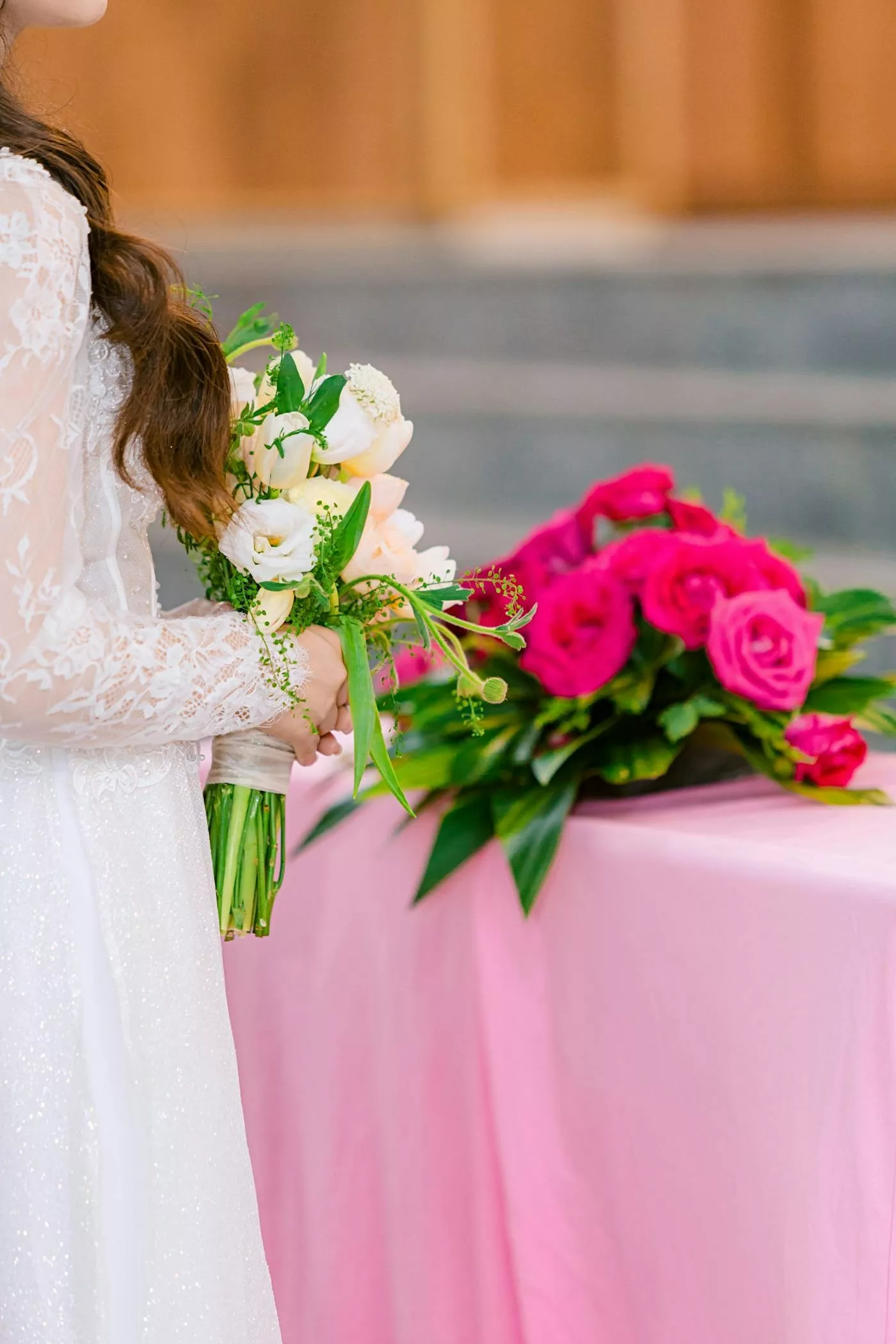 Table mariage nappe rose avec bouquet fuchsia et magenta