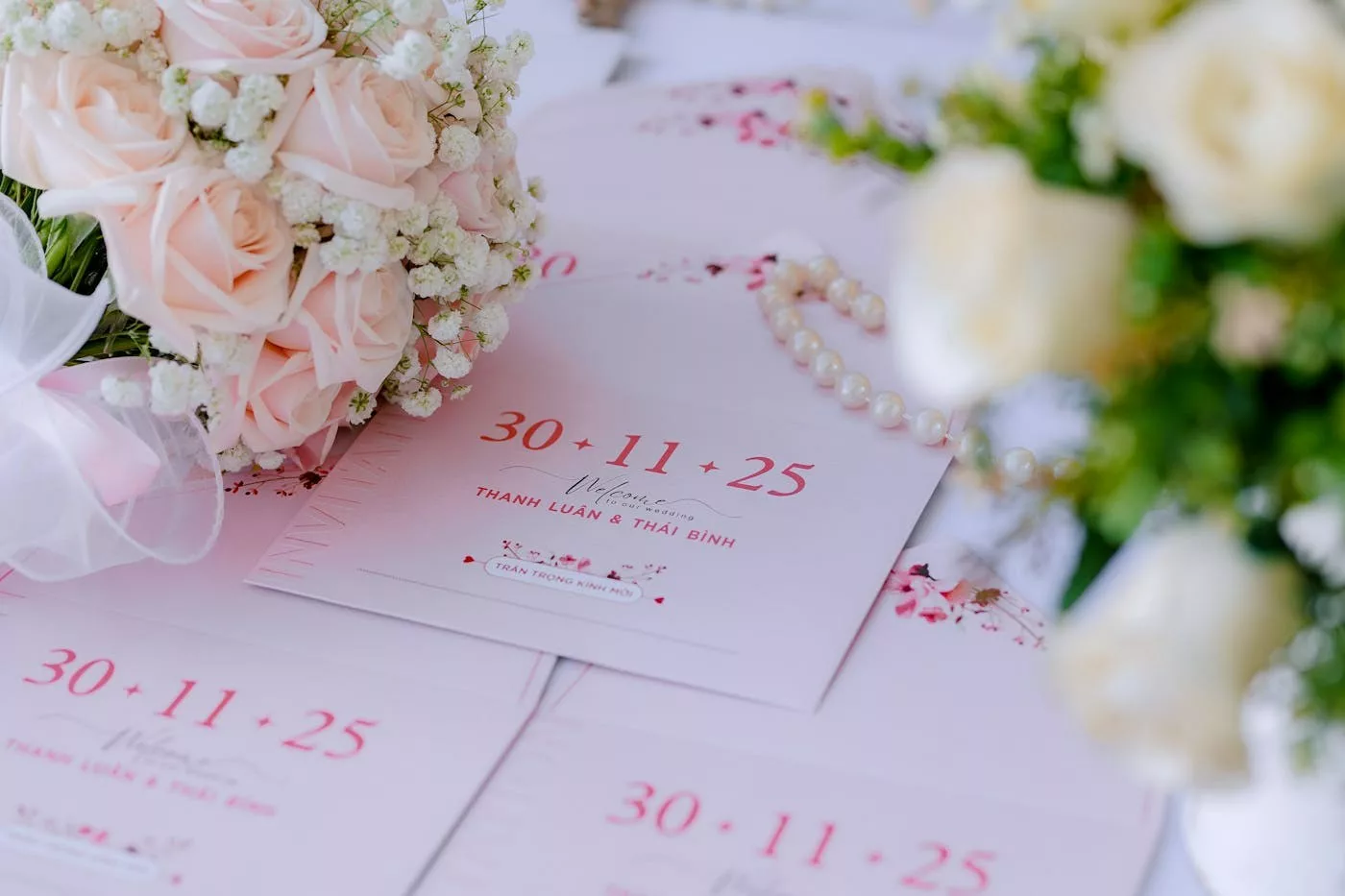 Papeterie mariage rose avec faire-part et bouquet de roses