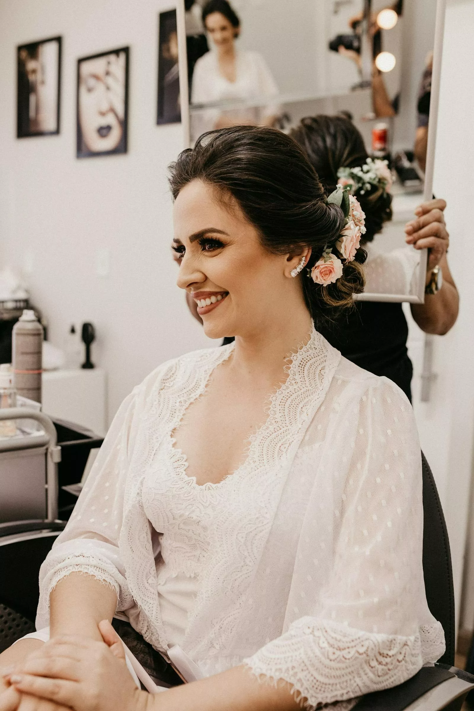 Exemple de chignon torsadé latéral bas pour témoin de mariage