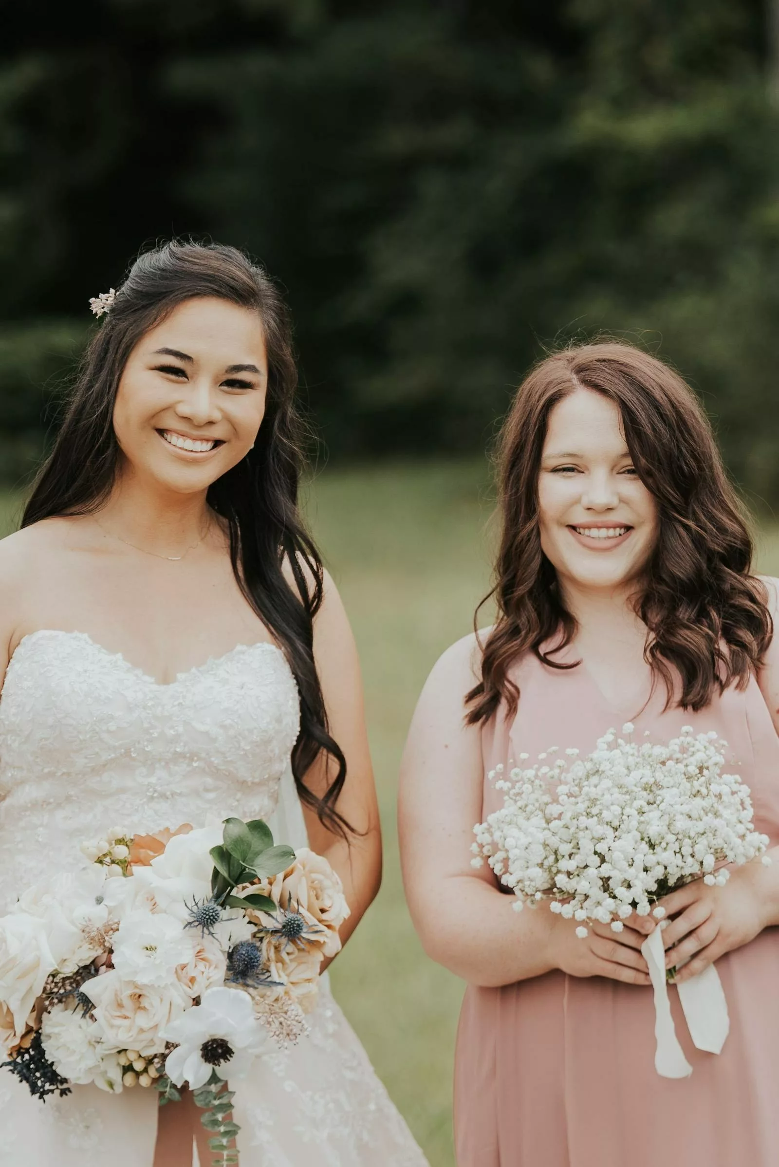 Half-up bun élégant pour témoin de mariage