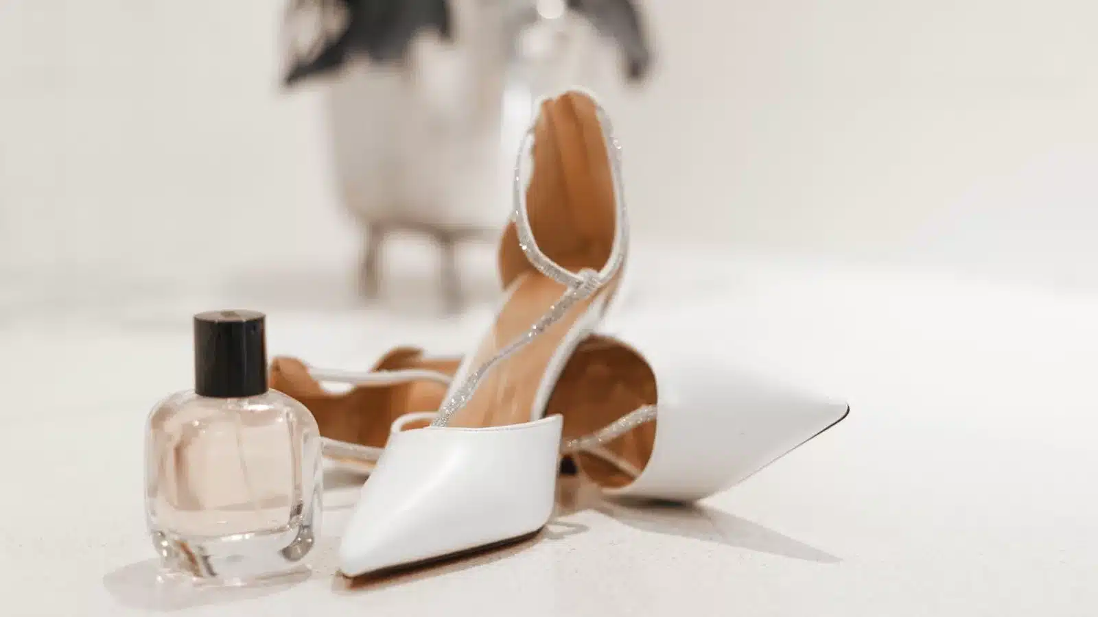 Escarpins élégants à talons et flacon de parfum disposés avec délicatesse