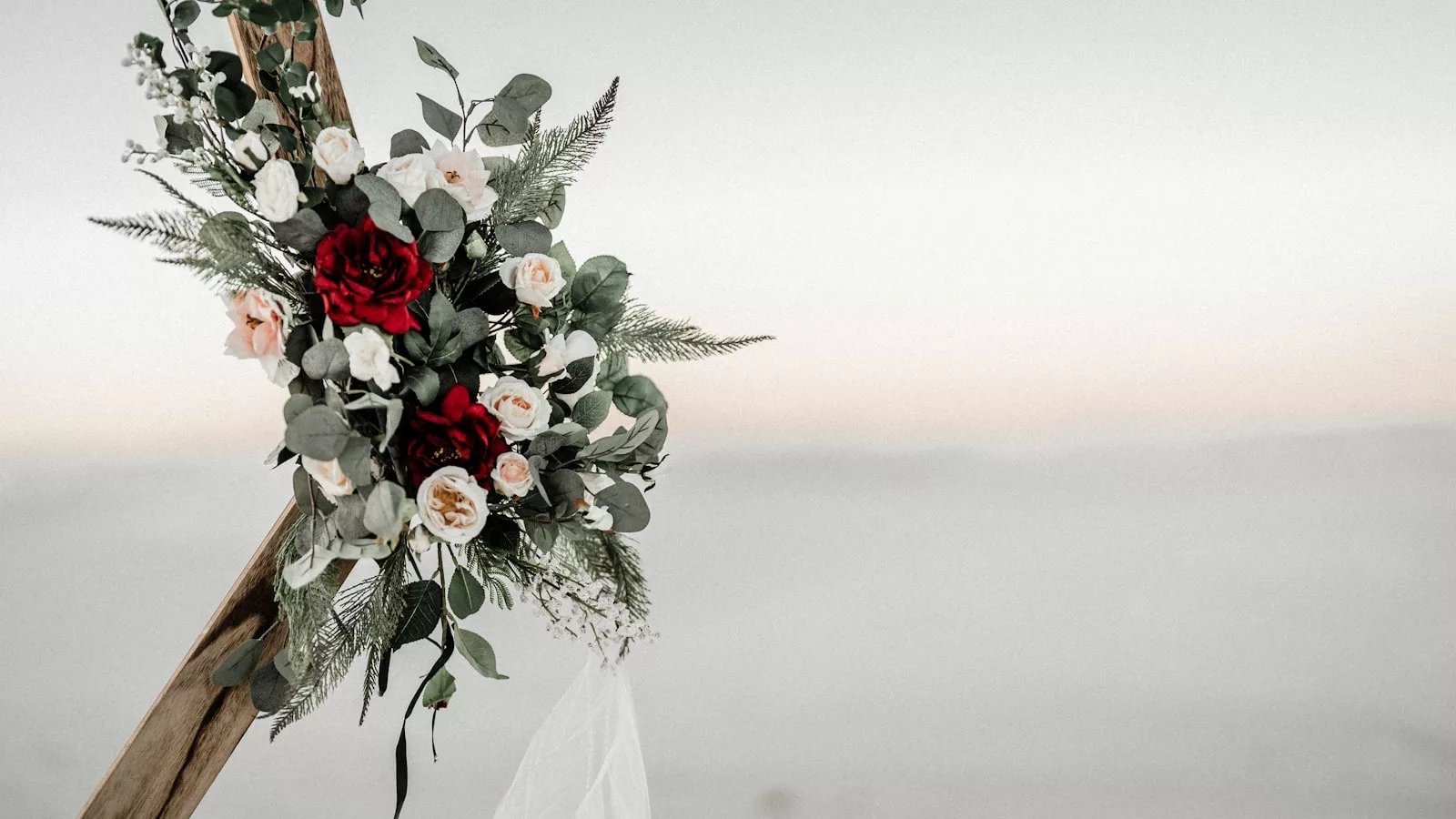 Arche de mariage en bois fleurie dans un jardin