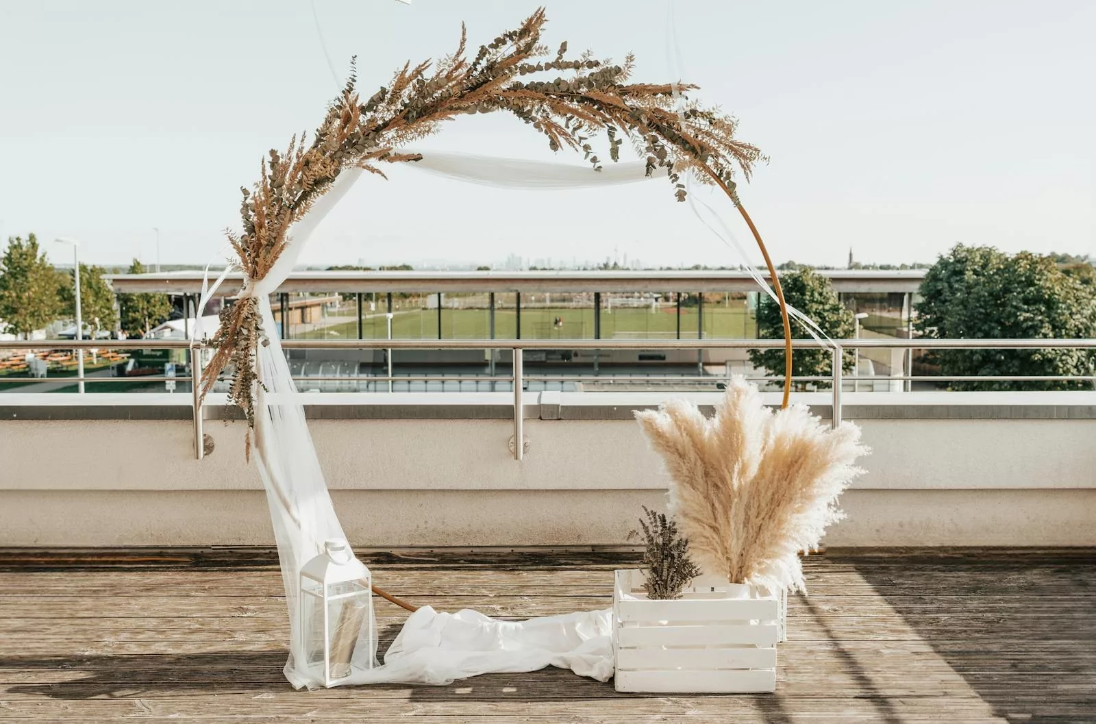 Arche de mariage en pampas et fleurs séchées sur terrasse