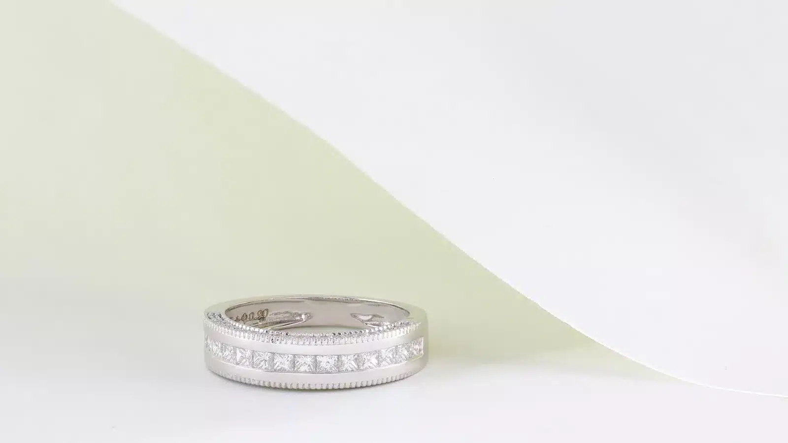 Anneau pavé de diamants