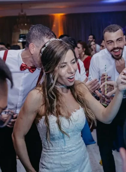 Mariée entourée d'invités joyeux pendant une animation de mariage