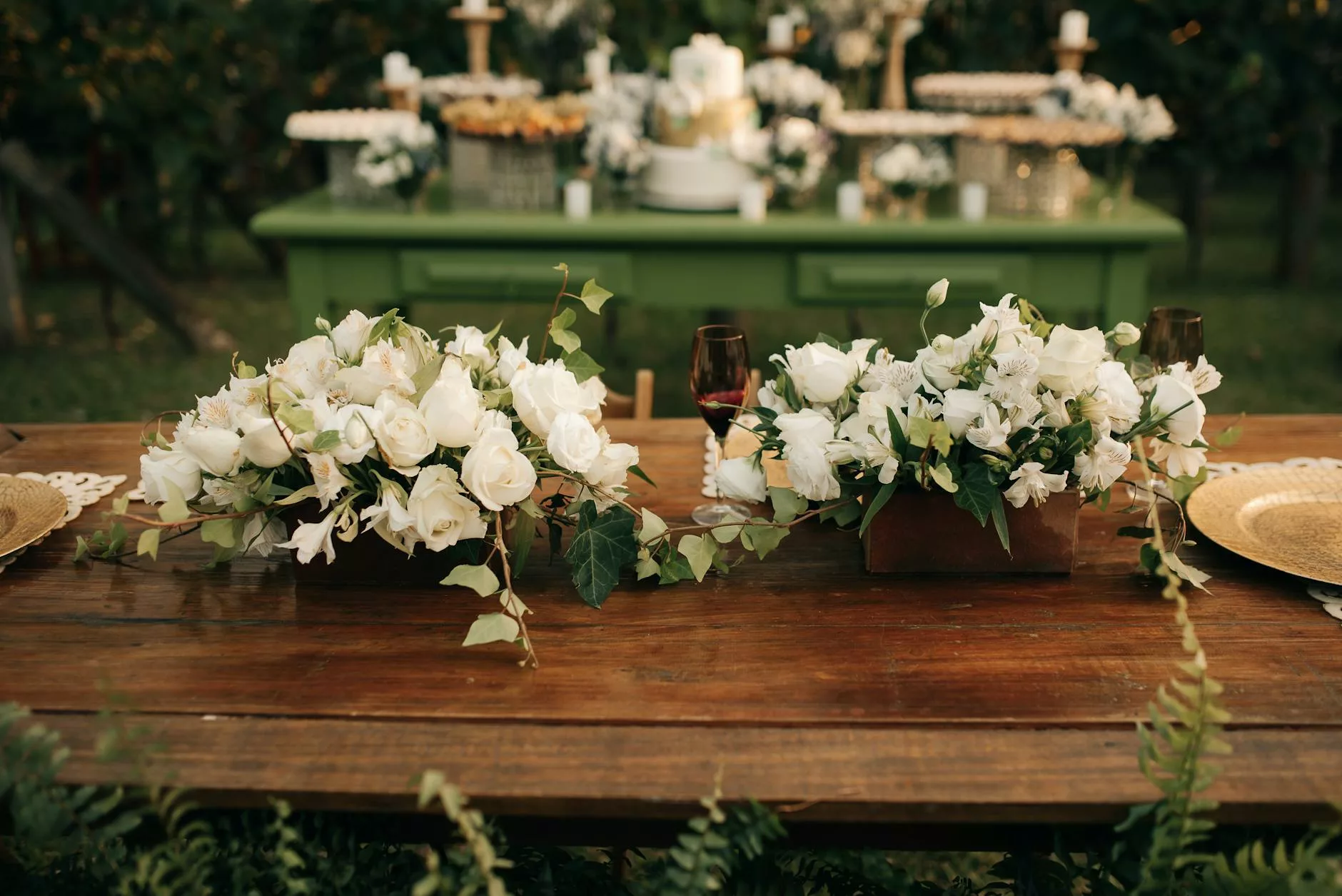 Centre de table mariage champêtre : deux jardinières fleuries sur table en bois brut