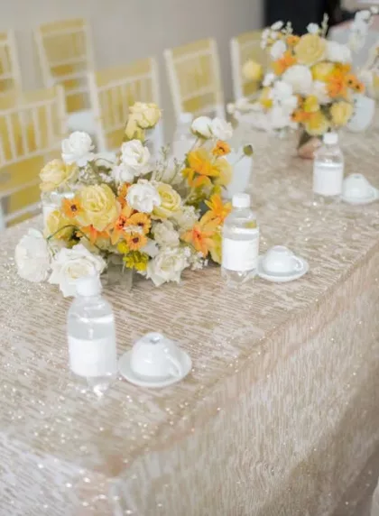 Centres de table mariage élégants avec fleurs jaunes et blanches