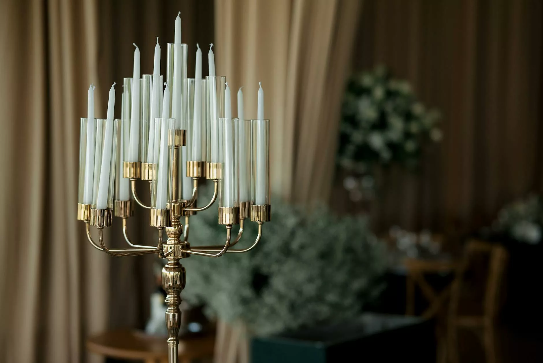 Centre de table mariage glamour : candélabre doré et cristal avec longues bougies blanches