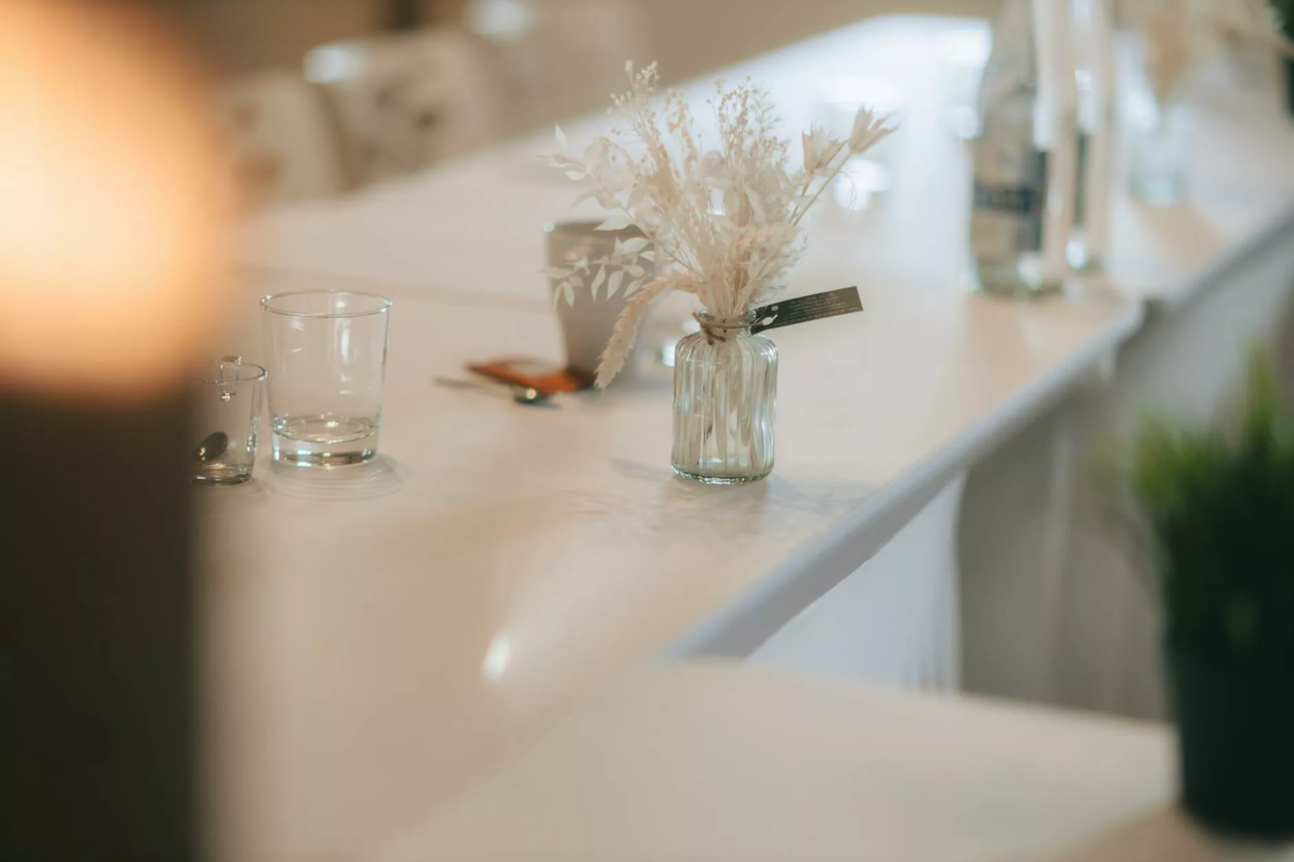 Centre de table mariage minimaliste : soliflore en verre cannelé avec fleurs séchées blanches