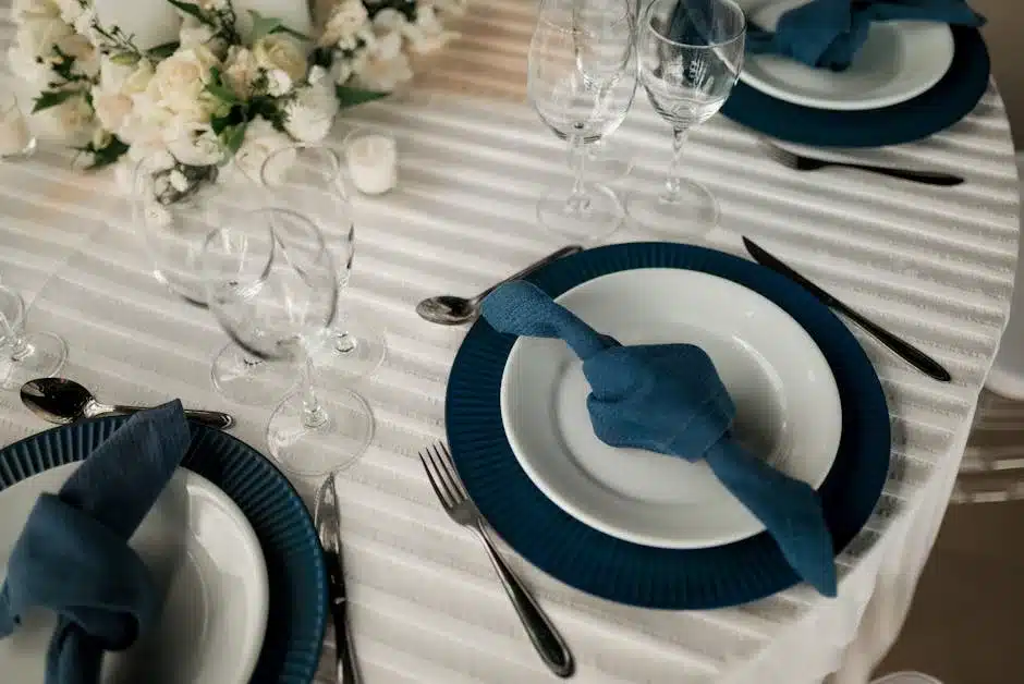 Assiettes de presentation bleu marine et serviettes nouees pour un mariage chic