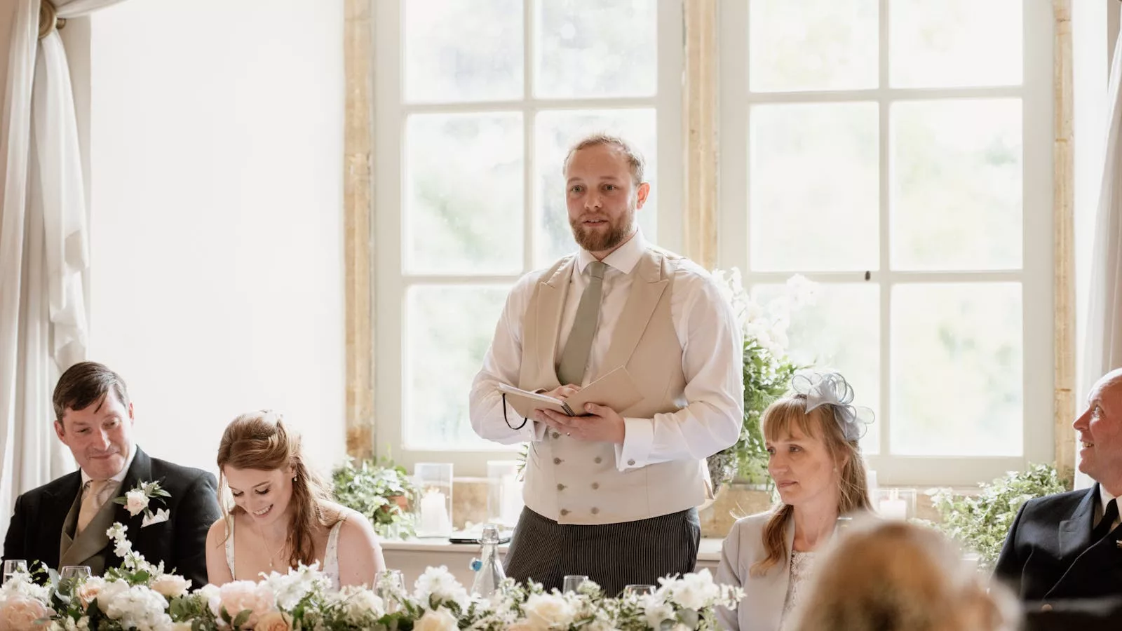 Témoin lisant son discours de mariage sur un carnet imprimé