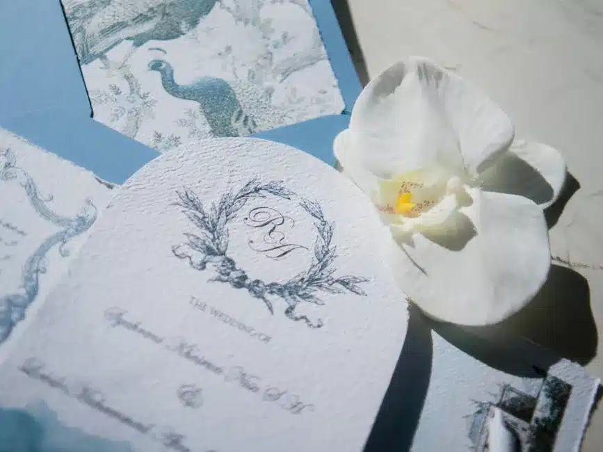 Faire-part de mariage bleu marine avec calligraphie et illustrations florales