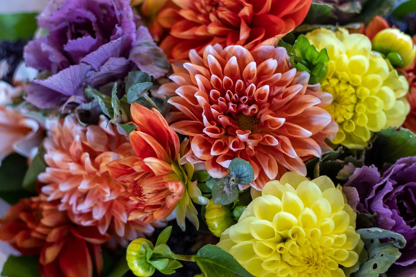 Composition automne avec dahlias et chrysanthèmes aux tons chauds