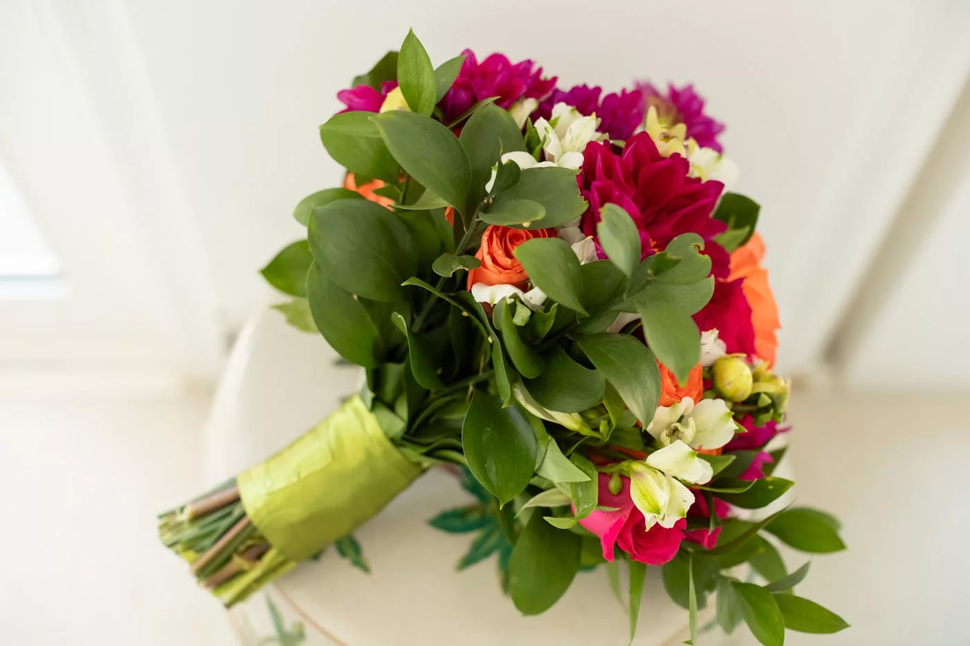 Bouquet de mariée été coloré avec dahlias et roses