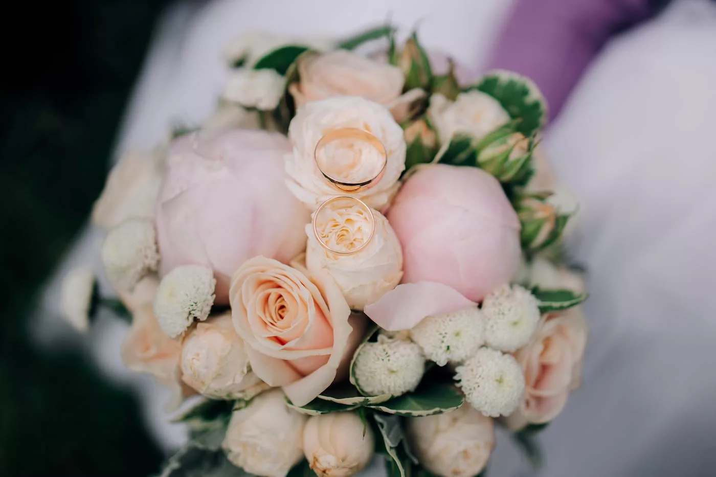 Bouquet de mariée printemps avec pivoines et roses pastel