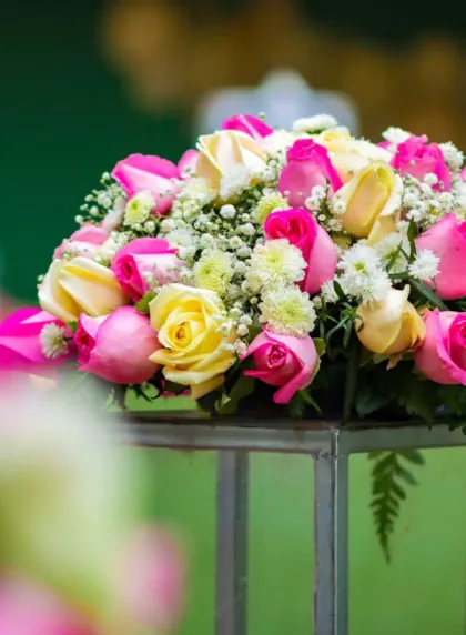 Composition florale de mariage avec roses et chrysanthèmes