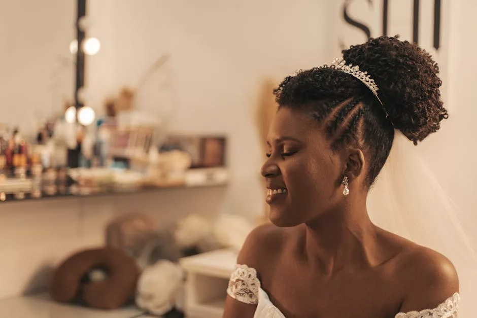Mariée en coupe pixie cut avec petits bijoux de cheveux délicats