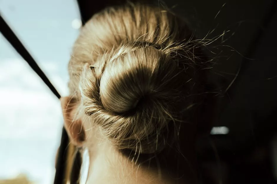 Mariée aux cheveux courts texturés relevés avec serre-tête bijou