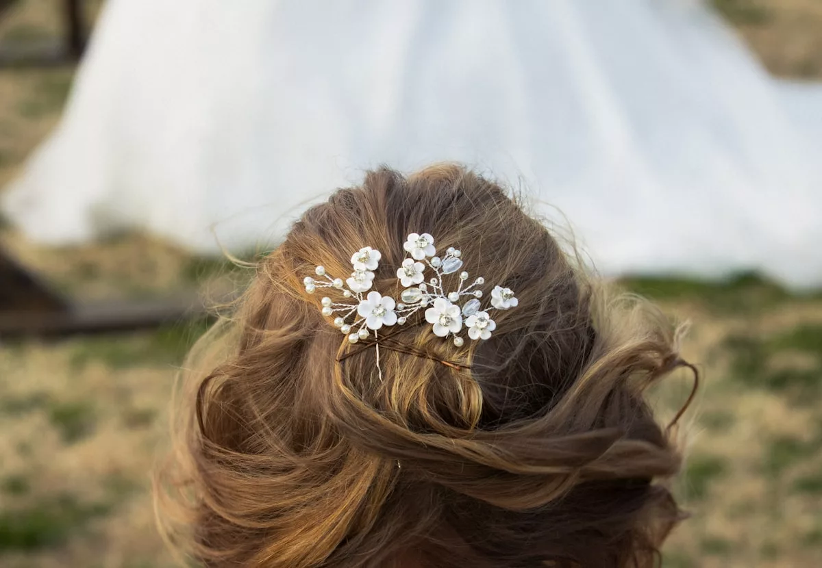 Mariée souriante avec accessoire de tête perlé sur cheveux courts ondulés