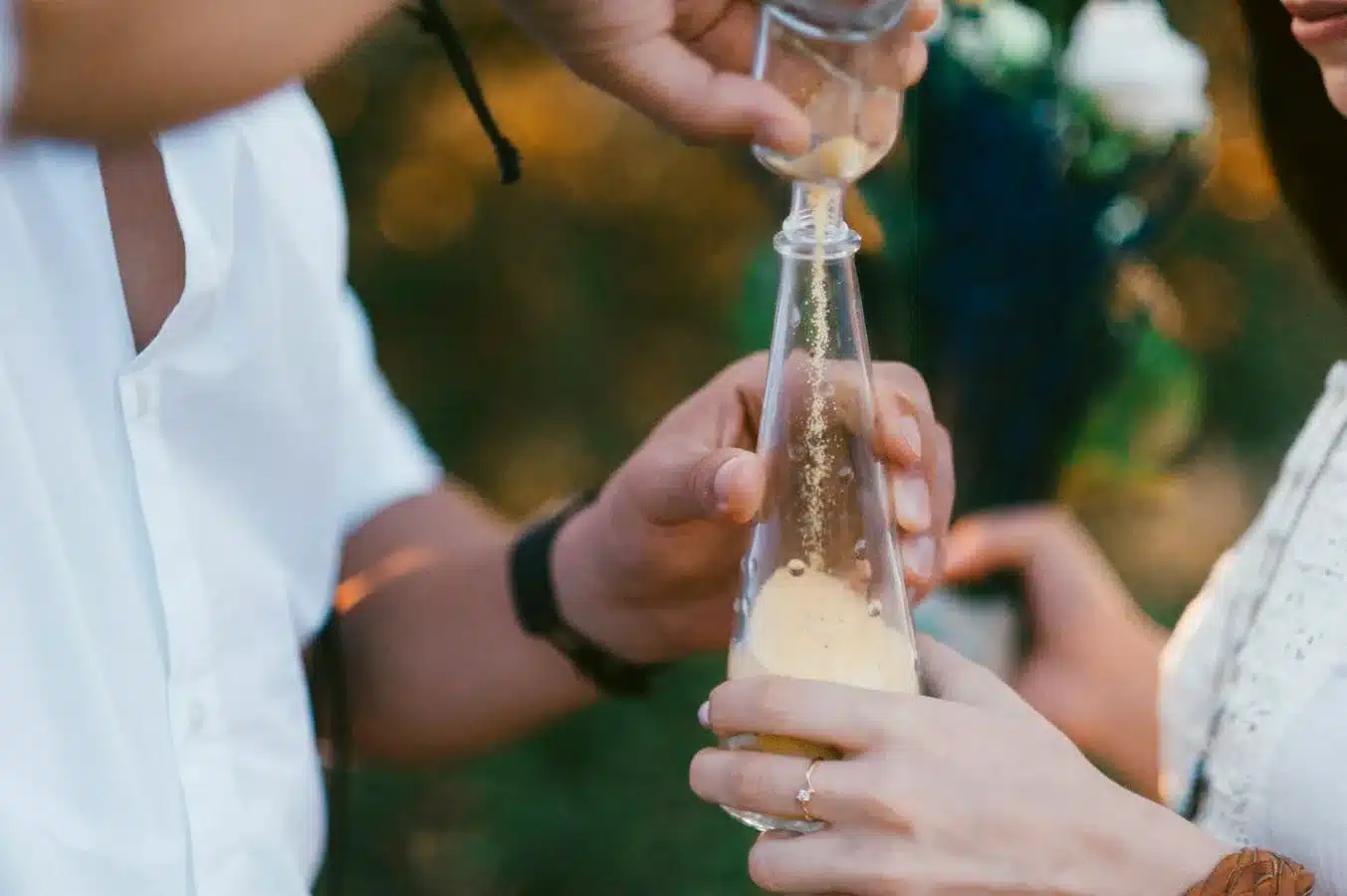 Rituel du sable mélangé dans un vase commun