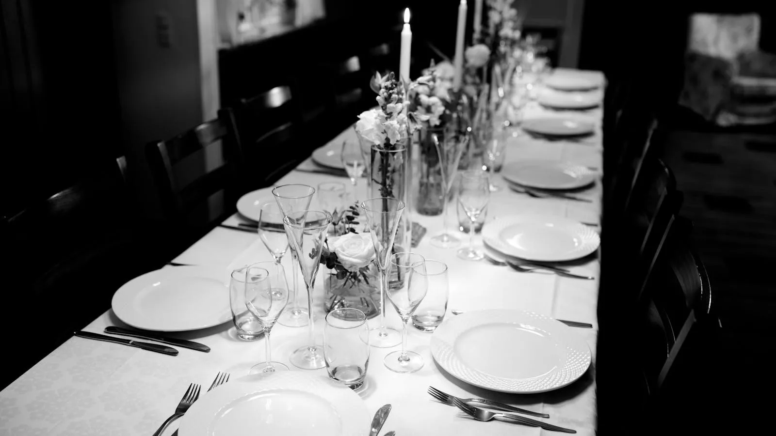 Table dressée pour un dîner d'anniversaire de mariage avec bougies et compositions florales