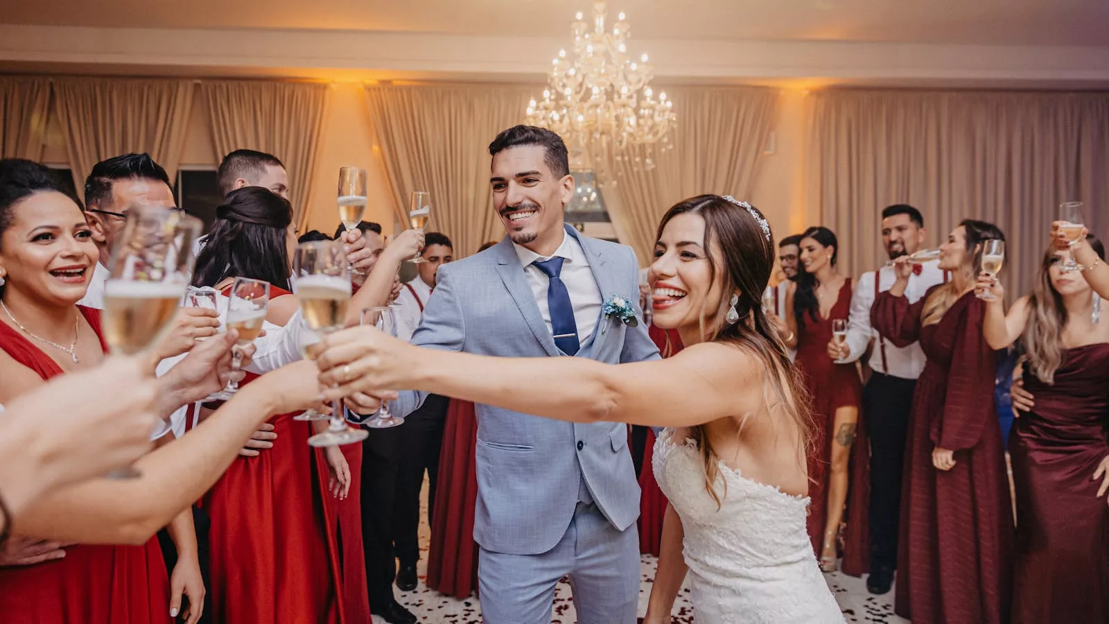 Couple et invités trinquent au champagne après les discours de mariage