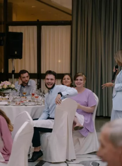 Invités d'un mariage participant à une animation au micro pendant la réception