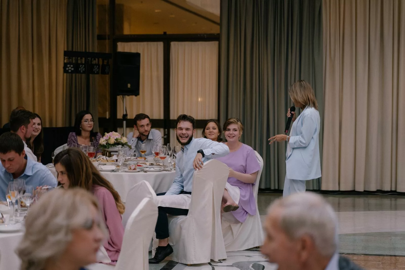 Invités d'un mariage participant à une animation au micro pendant la réception