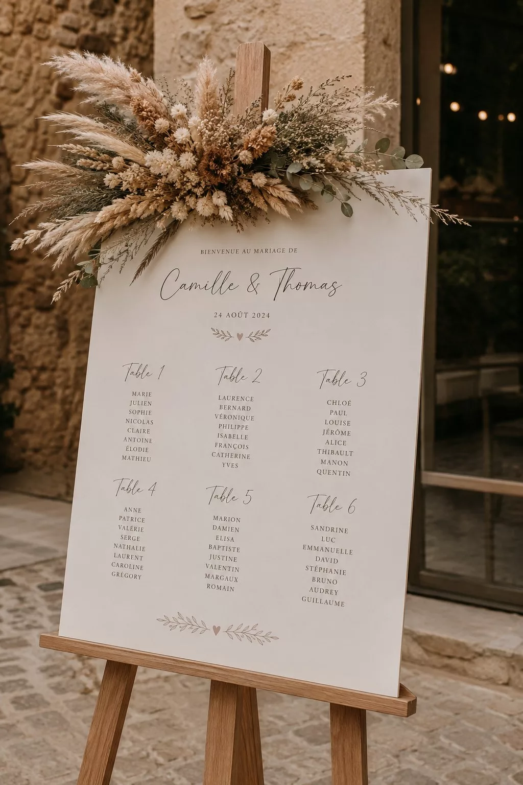 Plan de table de mariage bohème sur chevalet en bois avec fleurs séchées et pampa
