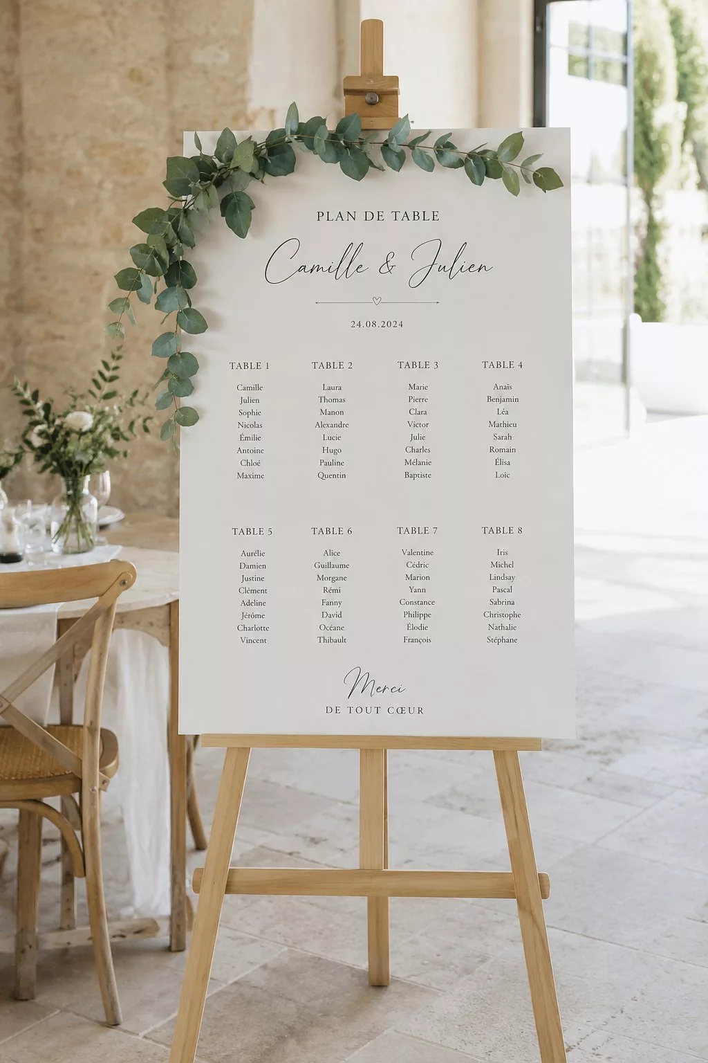 Grand panneau plan de table de mariage sur chevalet en bois clair avec guirlande d'eucalyptus