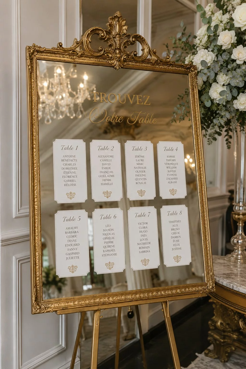 Plan de table de mariage sur miroir à cadre doré et chevalet doré, mariage luxueux