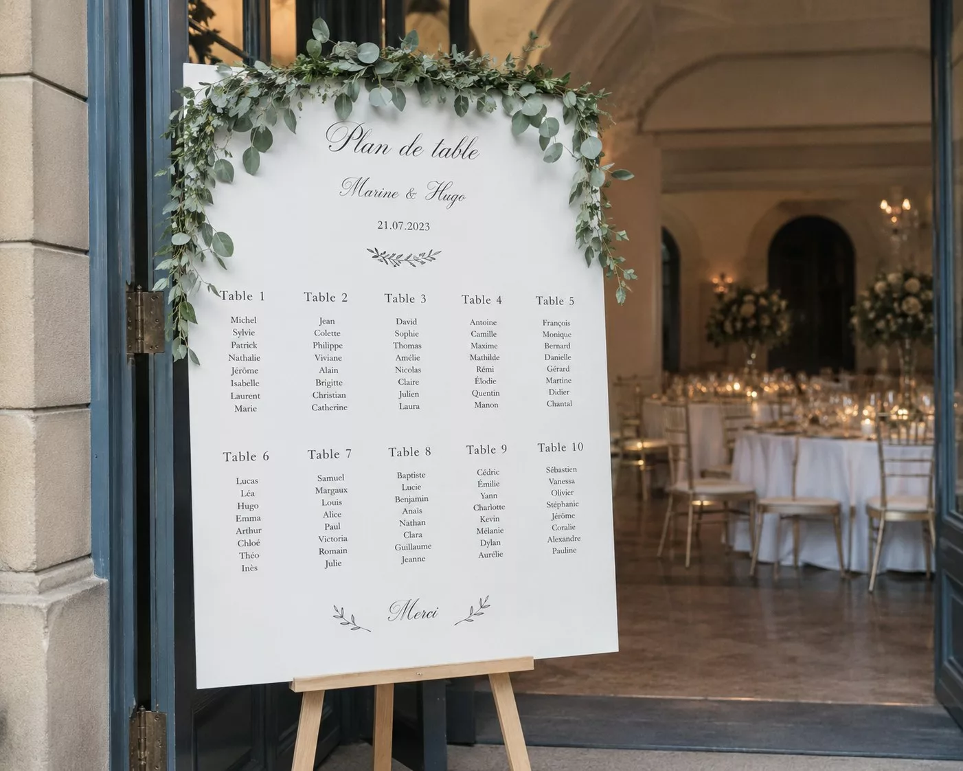 Grand panneau plan de table de mariage sur chevalet à l'entrée d'une salle de réception