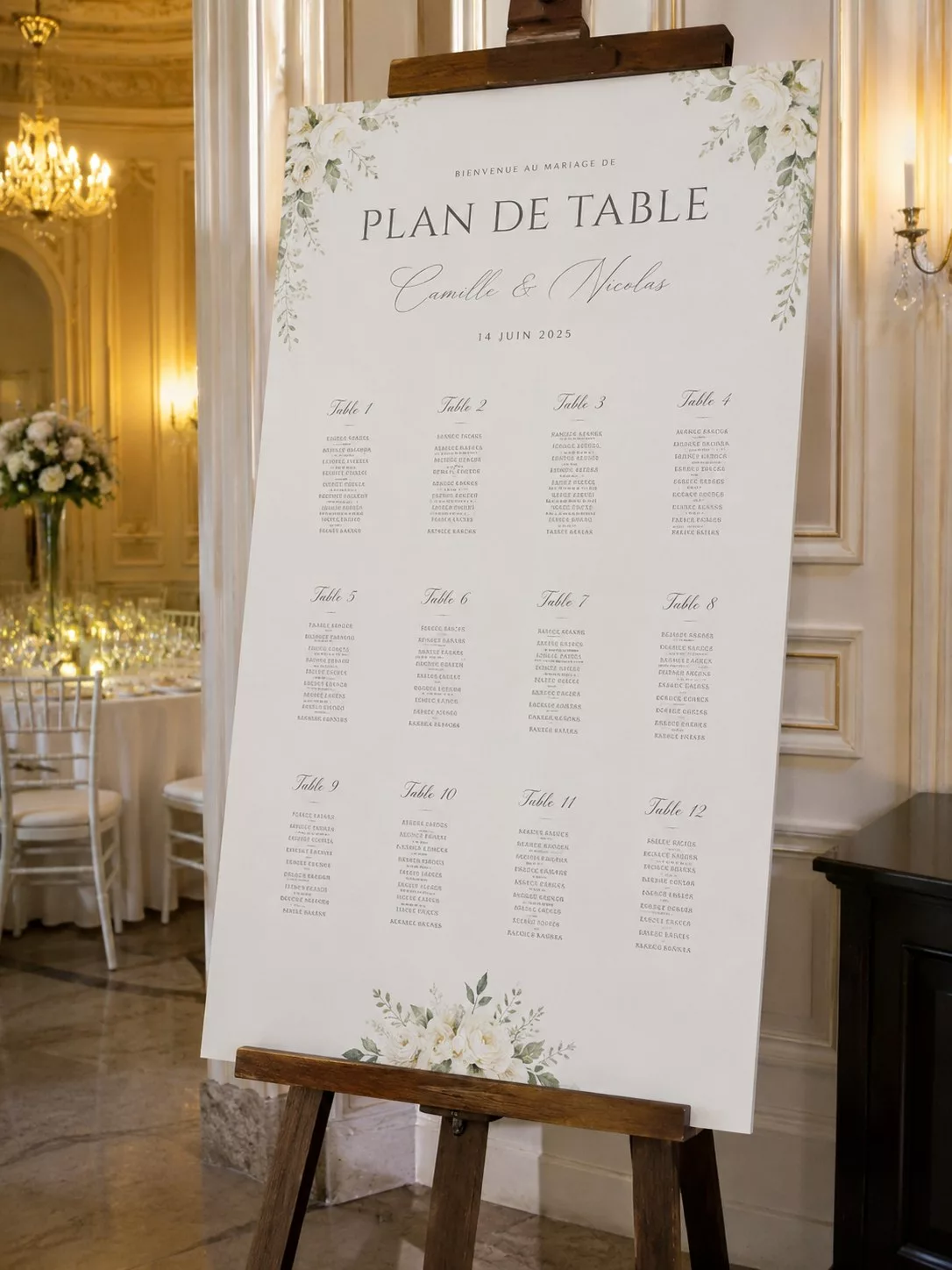 Grand chevalet sur pied avec un plan de table de mariage dans une salle de réception élégante