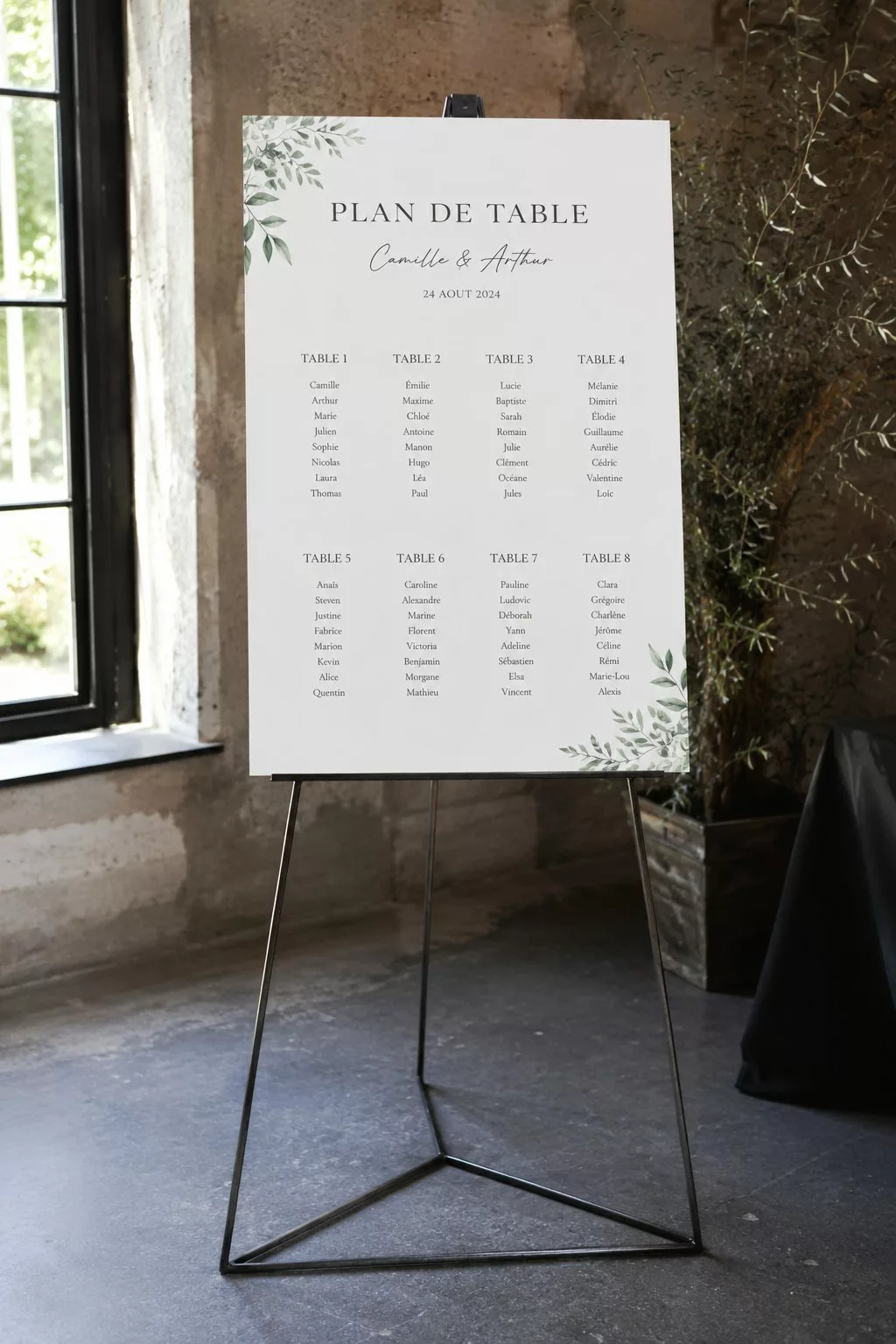 Plan de table de mariage sur un chevalet trépied en métal noir, style industriel chic