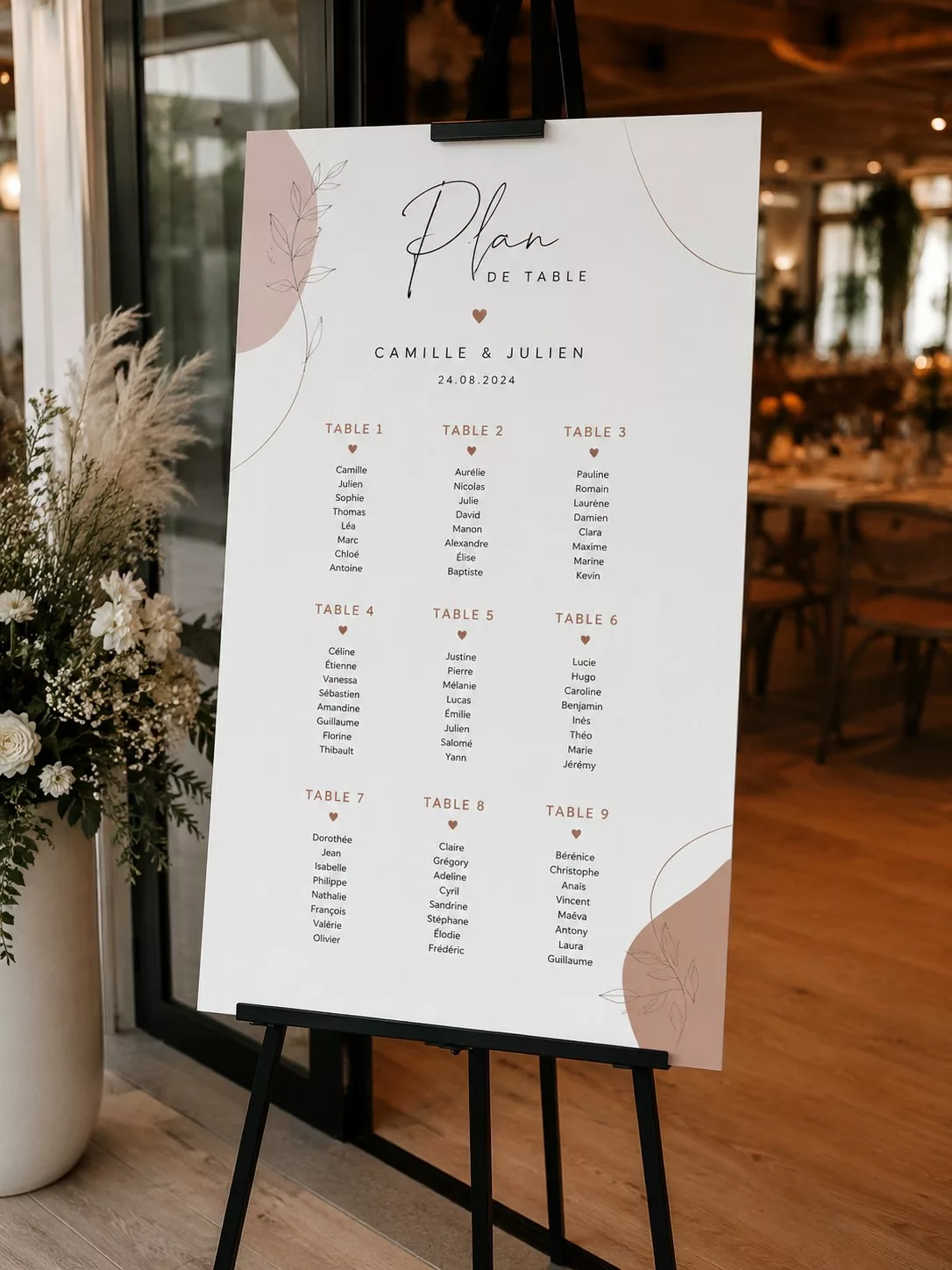 Plan de table de mariage sur un chevalet noir moderne avec pampa, ambiance bohème chic