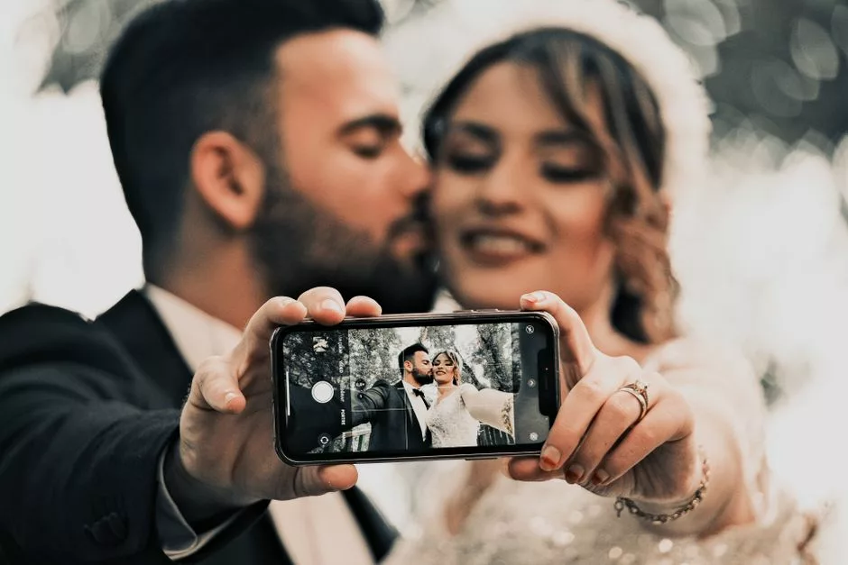 Couple consultant son téléphone après la cérémonie, sourires et complicité